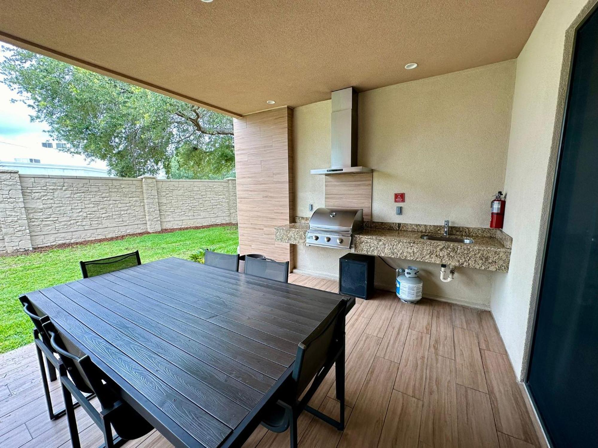 Luxury Home In Orlando With Private Hot Tub - 7 Min From Disney Parks - 3 Bedrooms And 4 Bathrooms! Екстер'єр фото